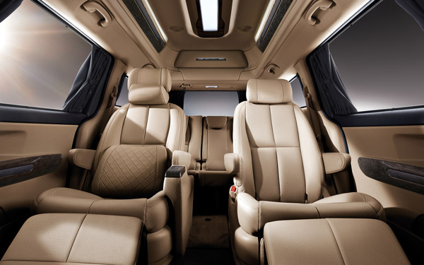 எக்கச்சக்க வசதிகளுடன் கியா கார்னிவல் காரின் புதிய டாப் வேரியண்ட்!