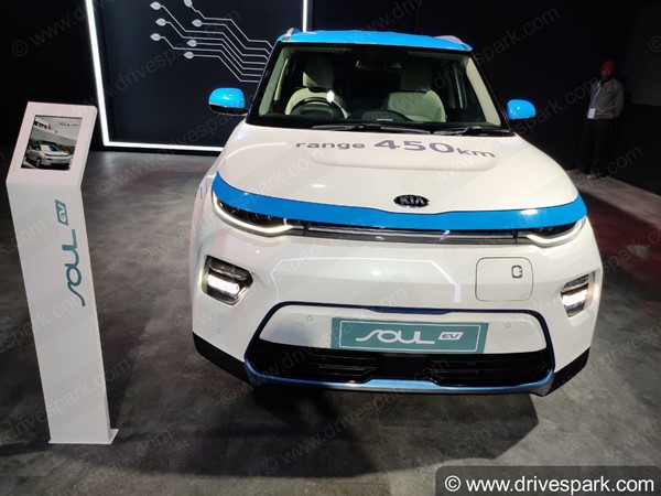 பார்வையாளர்களை வெகுவாக கவர்ந்த 5 அதிதிறனுடைய மின்சார கார்கள்.. எது பெஸ்ட் வாங்க பார்க்கலாம்...!