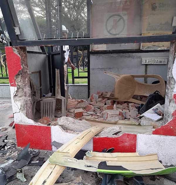 வாகன ஓட்டிகள் மீது மோதிய பென்ட்லீ - போலீஸ் கூடாரத்தில் மோதிய லம்போர்கினி.. ஒரே நாளில் இரு விலையுயர்ந்த கார்களின் சம்பவம்..