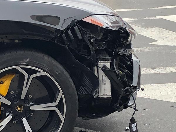 சாதாரண கல்லை வைத்து 6 கோடி ரூபாய் கார்களை திருடிய கொள்ளையர்கள்... எப்படி சிக்கினார்கள் தெரியுமா? சாதாரண கல்லை வைத்து 6 கோடி ரூபாய் கார்களை திருடிய கொள்ளையர்கள்... எப்படி சிக்கினார்கள் தெரியுமா?