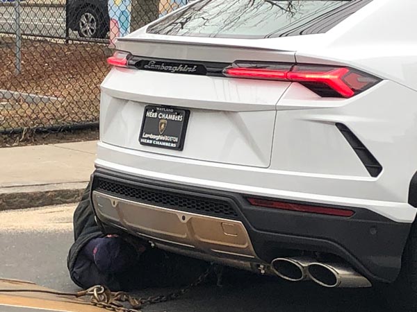 சாதாரண கல்லை வைத்து 6 கோடி ரூபாய் கார்களை திருடிய கொள்ளையர்கள்... எப்படி சிக்கினார்கள் தெரியுமா? சாதாரண கல்லை வைத்து 6 கோடி ரூபாய் கார்களை திருடிய கொள்ளையர்கள்... எப்படி சிக்கினார்கள் தெரியுமா?