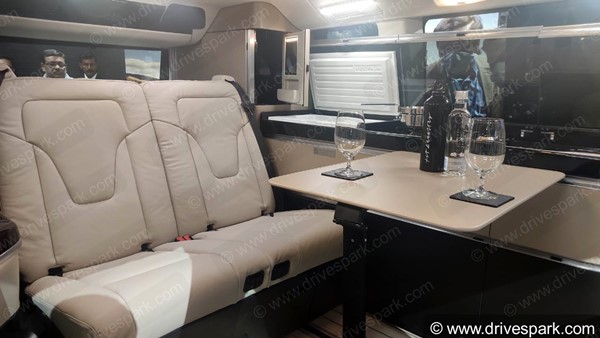 படுக்கை வசதியுடன் புதிய மெர்சிடிஸ் பென்ஸ் கார் விற்பனைக்கு அறிமுகம்!