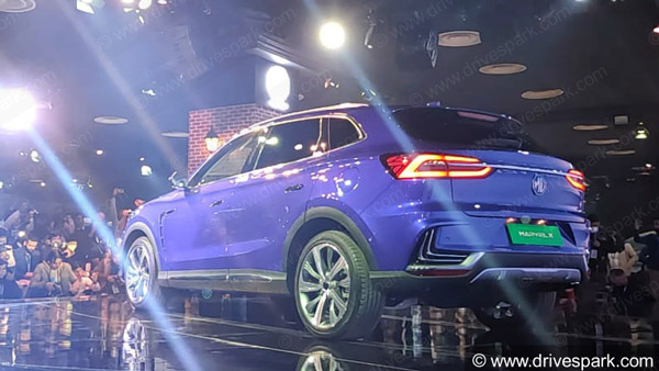 பார்வையாளர்களை வெகுவாக கவர்ந்த 5 அதிதிறனுடைய மின்சார கார்கள்.. எது பெஸ்ட் வாங்க பார்க்கலாம்...!