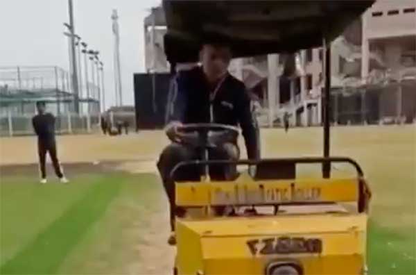 ரோட் ரோலரை இயக்கும் இந்த கிரிக்கெட் பிரபலம் யார் என்று தெரிகிறதா..? ஆச்சரியத்தில் கிரிக்கெட் உலகம்..!