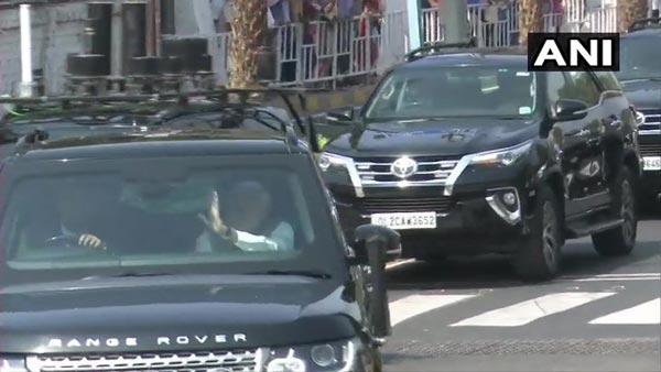 ட்ரம்ப்பை வரவேற்பதற்காக பிரதமர் மோடி வந்த கருப்பு கார்... எல்லாருக்குமே அந்த சந்தேகம் இருக்கு...