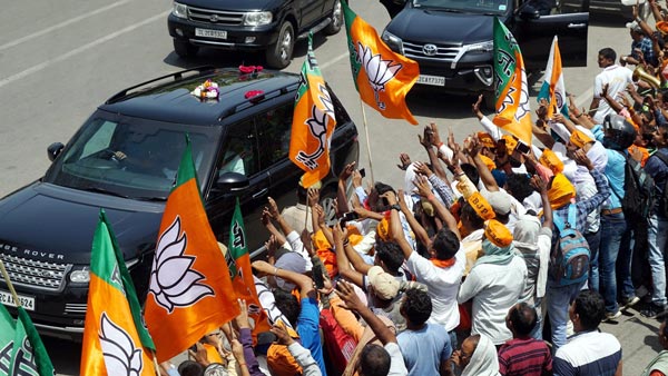 ட்ரம்ப்பை வரவேற்பதற்காக பிரதமர் மோடி வந்த கருப்பு கார்... எல்லாருக்குமே அந்த சந்தேகம் இருக்கு...