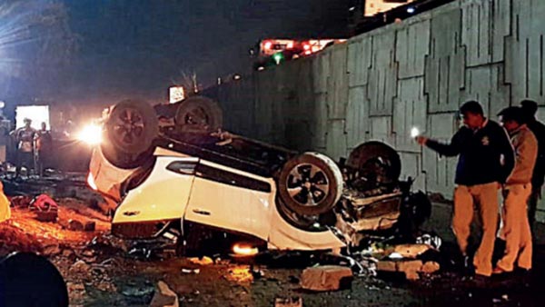 பாலத்தில் இருந்து தலைகீழாக விழுந்தும் யாருக்கும் ஒன்னுமே ஆகல... வாயை பிளக்காதீங்க... அது டாடா கார்!