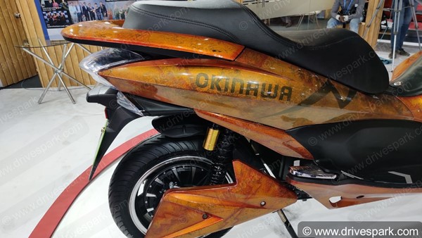 2020 ஆட்டோ எக்ஸ்போவில் தங்க நிறத்தில் ஜொலித்த ஒகினாவா க்ரூஸர் மேக்ஸி-ஸ்கூட்டர் 