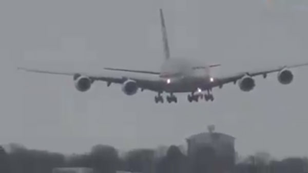 அசாதாரணமான சூழ்நிலையை அசால்டாக கையாண்ட விமானி.. இதற்கு நிர்வாகம் அளித்த பரிசை பற்றி அறிந்தால் கோவப்படுவீங்க!