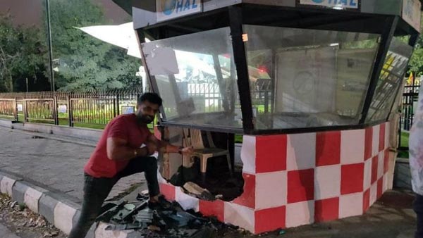 எங்க தலைக்கு எவ்ளோ தில்லு பாத்தியா? போலீஸ் பூத் மீது மோதி விட்டு செல்பி எடுத்த சூப்பர் கார் ஓனர்!!