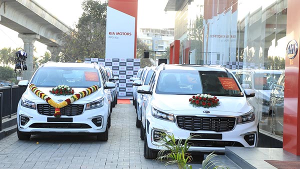 சூடுப்பிடிக்கும் கியா கார்னிவல் எம்பிவியின் டெலிவிரிகள்... முதல் நாளிலேயே 10 கார்கள் டெலிவிரி