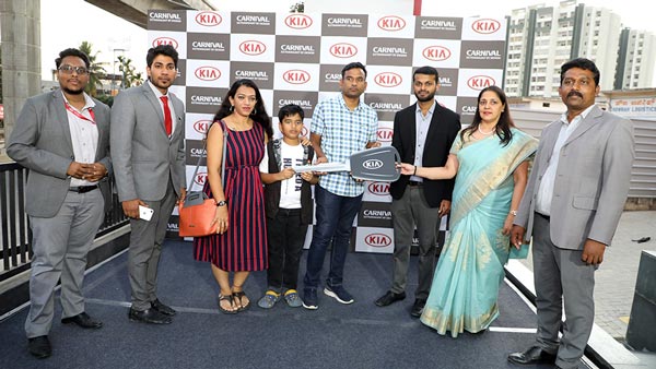 சூடுப்பிடிக்கும் கியா கார்னிவல் எம்பிவியின் டெலிவிரிகள்... முதல் நாளிலேயே 10 கார்கள் டெலிவிரி