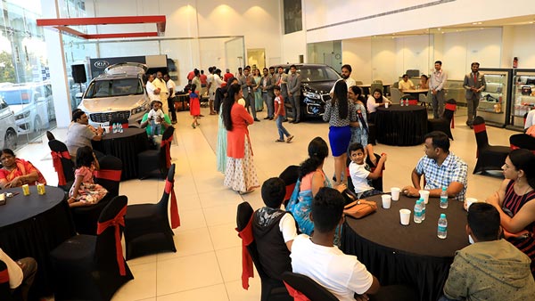 சூடுப்பிடிக்கும் கியா கார்னிவல் எம்பிவியின் டெலிவிரிகள்... முதல் நாளிலேயே 10 கார்கள் டெலிவிரி