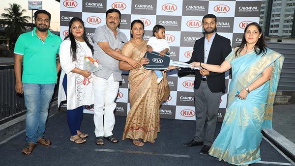 சூடுப்பிடிக்கும் கியா கார்னிவல் எம்பிவியின் டெலிவிரிகள்... முதல் நாளிலேயே 10 கார்கள் டெலிவிரி