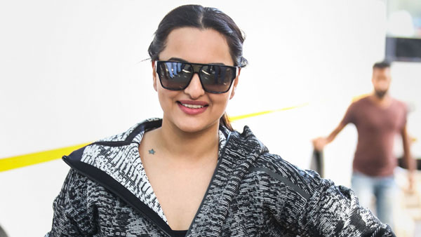 பைக் ஓட்டி வந்து இளசுகளை கிறங்கடித்த பெண்... யார்னு உத்து பாத்தா பெரிய ஆச்சரியம்... வைரல் வீடியோ