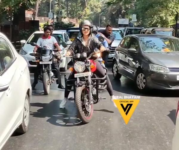 பைக் ஓட்டி வந்து இளசுகளை கிறங்கடித்த பெண்... யார்னு உத்து பாத்தா பெரிய ஆச்சரியம்... வைரல் வீடியோ