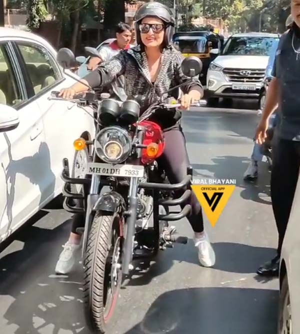 பைக் ஓட்டி வந்து இளசுகளை கிறங்கடித்த பெண்... யார்னு உத்து பாத்தா பெரிய ஆச்சரியம்... வைரல் வீடியோ