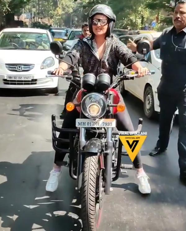 பைக் ஓட்டி வந்து இளசுகளை கிறங்கடித்த பெண்... யார்னு உத்து பாத்தா பெரிய ஆச்சரியம்... வைரல் வீடியோ