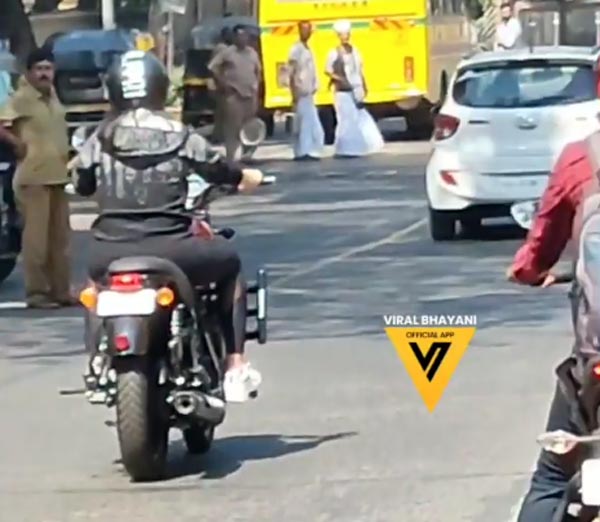 பைக் ஓட்டி வந்து இளசுகளை கிறங்கடித்த பெண்... யார்னு உத்து பாத்தா பெரிய ஆச்சரியம்... வைரல் வீடியோ