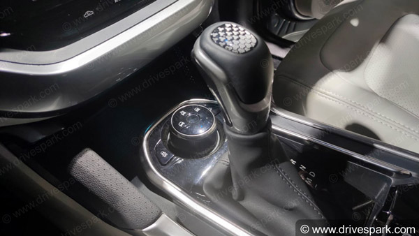 கலைகட்டும் ஆட்டோ எக்ஸ்போ 2020: சிறப்பான 7 சீட்டர் காரை அறிமுகம் செய்த டாடா..!