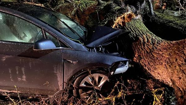 புயலில் இருந்து 8 பேரின் உயிரை அசால்டாக காப்பாற்றிய கார்... எப்படினு தெரிஞ்சா அசந்து போயிருவீங்க!!