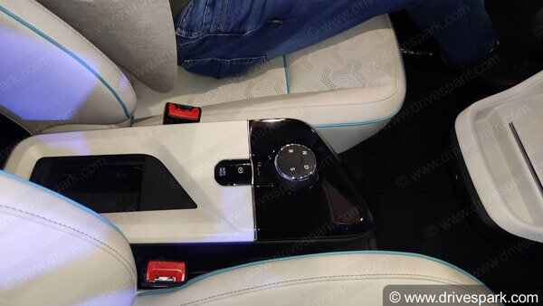 பார்வையாளர்களை வெகுவாக கவர்ந்த 5 அதிதிறனுடைய மின்சார கார்கள்.. எது பெஸ்ட் வாங்க பார்க்கலாம்...!