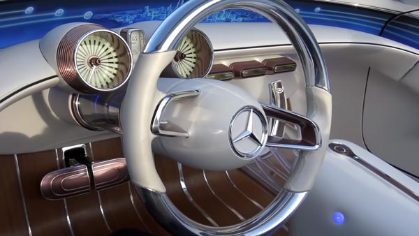 உலகின் மிக நீளமான கார்.. சொன்ன நம்ப மாட்டீங்க நம்ம ஊரு டெம்போ ட்ராவல்லரைவிட அதிக நீளம்.. அசால்டாக ஓட்டிய அழகிய பெண்..