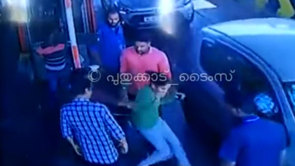 டோல்கேட் ஊழியர்களிடம் பொறுமை இழந்து பத்ரகாளியாட்டம் ஆடிய பெண்... எதற்காக தெரியுமா..? - வைரல் வீடியோ!