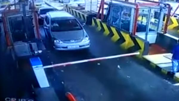 டோல்கேட் ஊழியர்களிடம் பொறுமை இழந்து பத்ரகாளியாட்டம் ஆடிய பெண்... எதற்காக தெரியுமா..? - வைரல் வீடியோ!