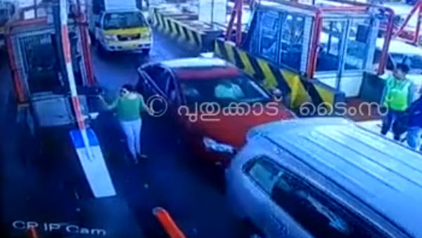 டோல்கேட் ஊழியர்களிடம் பொறுமை இழந்து பத்ரகாளியாட்டம் ஆடிய பெண்... எதற்காக தெரியுமா..? - வைரல் வீடியோ!