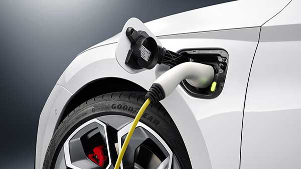 ஹைப்ரீட் என்ஜினுடன் இந்தியாவிற்கு வரும் 2020 ஸ்கோடா ஆக்டேவியா ஆர்எஸ்...