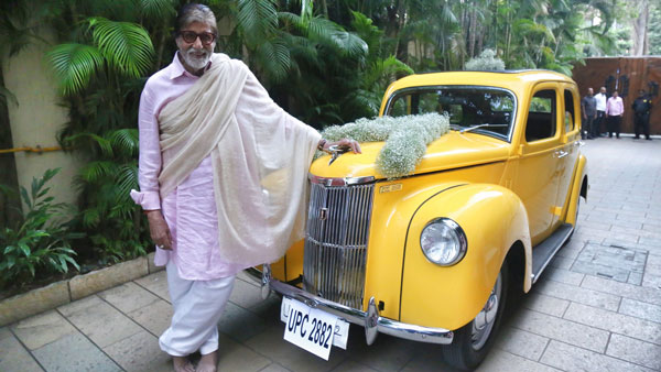 சொகுசு காரில் பந்தா காட்டாமல் தம்மாத்துண்டு வண்டியை ஓட்டிய சூப்பர் ஸ்டார்... ஆனா காரணம் இருக்கு...