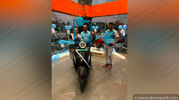 பெங்களூருவில் தொடங்கிய பஜாஜ் சேத்தக் மின்சார ஸ்கூட்டர் டெலிவரி... பதறும் ஏத்தர்..