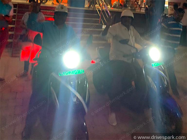 பெங்களூருவில் தொடங்கிய பஜாஜ் சேத்தக் மின்சார ஸ்கூட்டர் டெலிவரி... பதறும் ஏத்தர்..