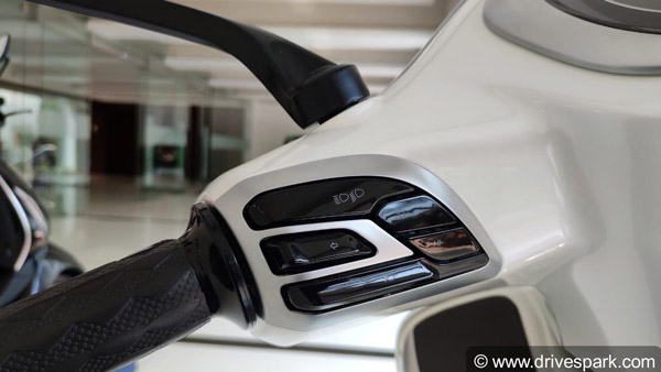 பெங்களூருவில் தொடங்கிய பஜாஜ் சேத்தக் மின்சார ஸ்கூட்டர் டெலிவரி... பதறும் ஏத்தர்..