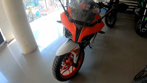 ஷோரூம்களில் பஜாஜ் பல்சர் ஆர்எஸ்200 பிஎஸ்6... ஆன்-ரோடு விலை எவ்வளவு..?