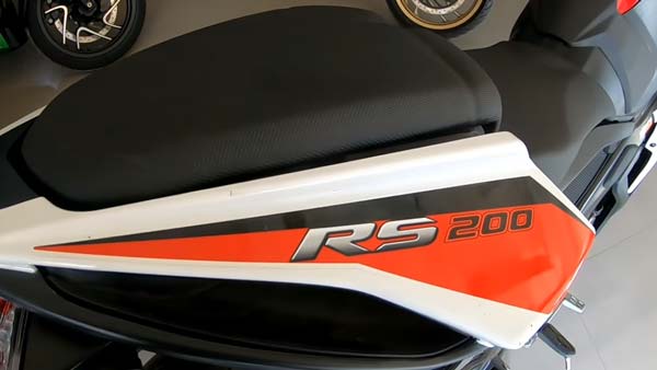 ஷோரூம்களில் பஜாஜ் பல்சர் ஆர்எஸ்200 பிஎஸ்6... ஆன்-ரோடு விலை எவ்வளவு..?