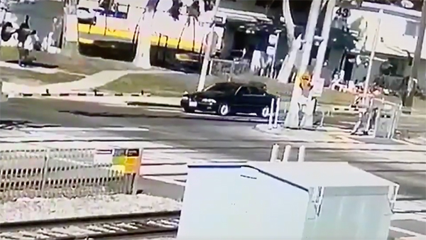 விலையுயர்ந்த பிஎம்டபிள்யூ சொகுசு காரை அடித்து தூக்கிய ரயில்... அசால்டாக வெளியேறிய டிரைவர் - வீடியோ!