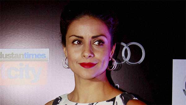 விலையுயர்ந்த சொகுசு காருக்கு பதிலாக நானோ காரை பயன்படுத்தும் பிரபல நடிகை... இவர் மட்டுமே இந்த லிஸ்ட்ல இல்லை..!