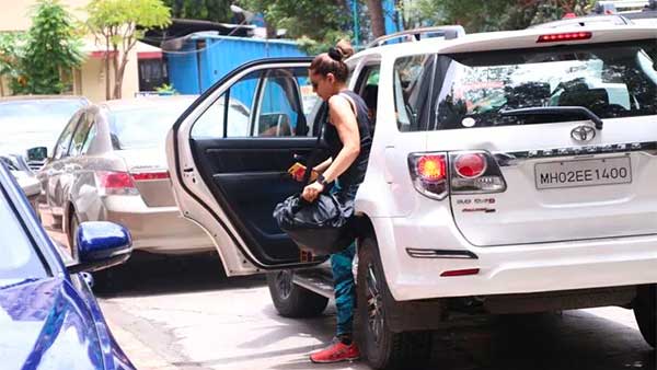 விலையுயர்ந்த சொகுசு காருக்கு பதிலாக நானோ காரை பயன்படுத்தும் பிரபல நடிகை... இவர் மட்டுமே இந்த லிஸ்ட்ல இல்லை..!