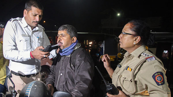 தீவிர வேட்டைக்கு தயாராகும் தமிழக போலீஸ்.. சிறப்பு அதிகாரம் வழங்கிய உயர்நீதமன்றம்.. விழிபிதுங்கும் வாகன ஓட்டிகள்!