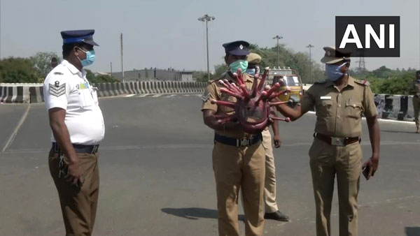 கொரோனா ஹெல்மெட்டிற்கு காரணம் இதுதான்... தமிழ்நாடு போலீஸ் எப்பவுமே வேற லெவல்... தூள் கௌப்புங்க சார்