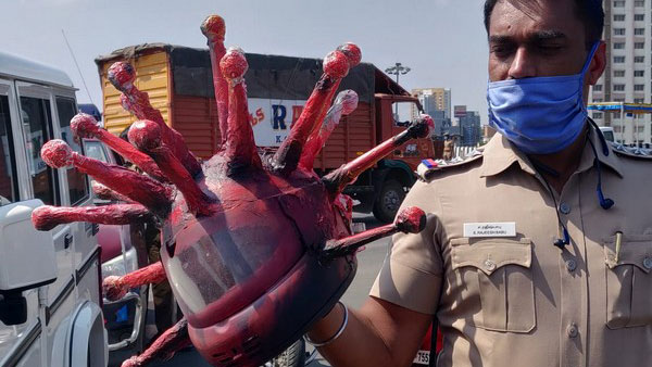 கொரோனா ஹெல்மெட்டிற்கு காரணம் இதுதான்... தமிழ்நாடு போலீஸ் எப்பவுமே வேற லெவல்... தூள் கௌப்புங்க சார்