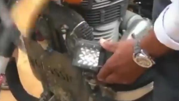 பைக் ஓனரை வைத்தே மின் விளக்கை உடைத்த ஈரோடு போலீஸ்.. அதிரடிக்கான காரணம் தெரிஞ்சா ஷாக் ஆய்டுவீங்க!