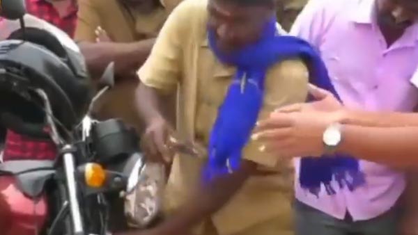 பைக் ஓனரை வைத்தே மின் விளக்கை உடைத்த ஈரோடு போலீஸ்.. அதிரடிக்கான காரணம் தெரிஞ்சா ஷாக் ஆய்டுவீங்க!