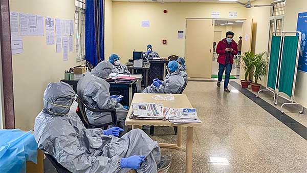 கொரோனாவால் மிகவும் இக்கட்டான சூழலில் சிக்கும் டாக்சி டிரைவர்கள்... சவாரி இல்லாமல் சாலைகளில் நிற்கும் அவலம்!