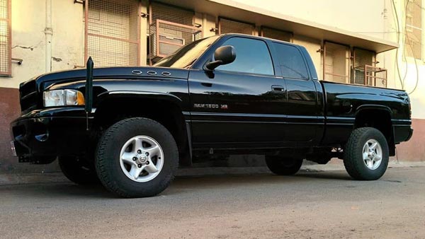 இந்தியாவில் சுற்றி திரியும் வெளிநாட்டு பதிவெண்ணுடைய ஆடம்பர கார்கள்... அம்பானியிடமே இம்மாதிரியான அரிய கார்கள் இல்லையாம்...