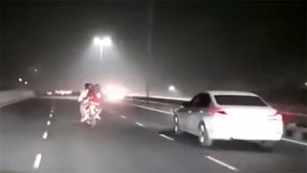 போதையில் டிரிபிள் ரைடு சென்ற இளைஞர்கள்... திடீரென மாயமாகிய அதிர்ச்சி.. வைரல் வீடியோ..!