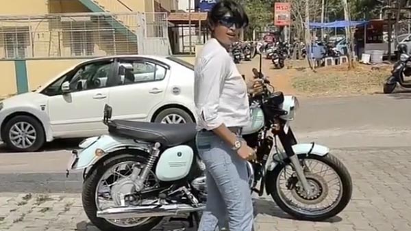 ஜாவா பைக் வாங்கிய சந்தோஷத்தில் இளம்பெண் செய்த காரியம்... வாயை பிளந்து பார்த்த மக்கள்... வைரல் வீடியோ