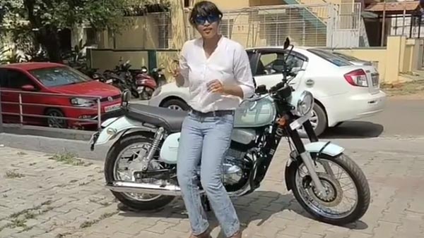 ஜாவா பைக் வாங்கிய சந்தோஷத்தில் இளம்பெண் செய்த காரியம்... வாயை பிளந்து பார்த்த மக்கள்... வைரல் வீடியோ